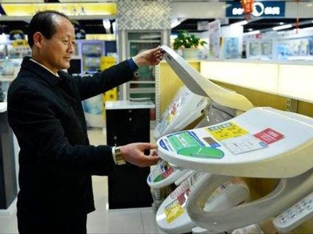 中游客去日本排队采购中国烟酒,马桶盖已被抛