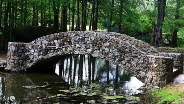 致女诗人幽林石子生日怀想(藏头诗)