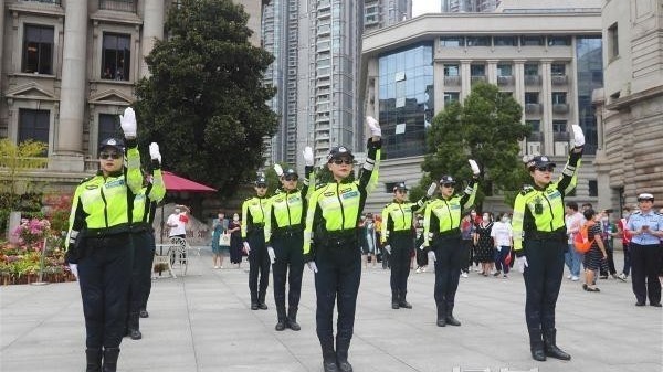 湖北武汉:庆国庆 话安全 交警街头玩“快闪” 湖北武汉:庆国庆 话安全 交警街头玩“快闪”