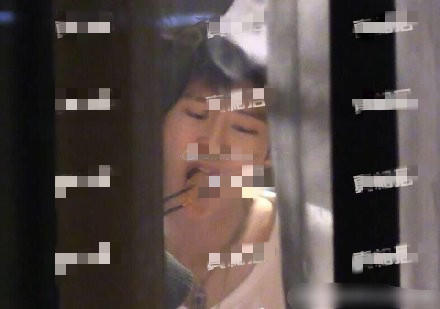 范丞丞用餐后室内吸烟被拍 严重违法上海《禁烟条令》(图4) 范丞丞用餐后室内吸烟被拍 严重违法上海《禁烟条令》(图4)