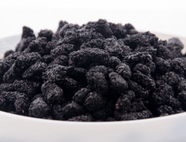 每天用桑葚干泡水喝,坚持一个月,你的身体会发