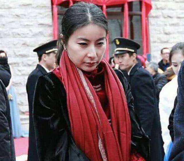 37岁的郭晶晶为什么头发花白,双目近乎失明?真