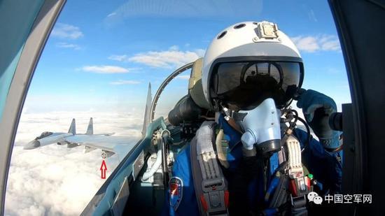 我军苏35战机曝新照:机腹进气道挂两台神秘吊