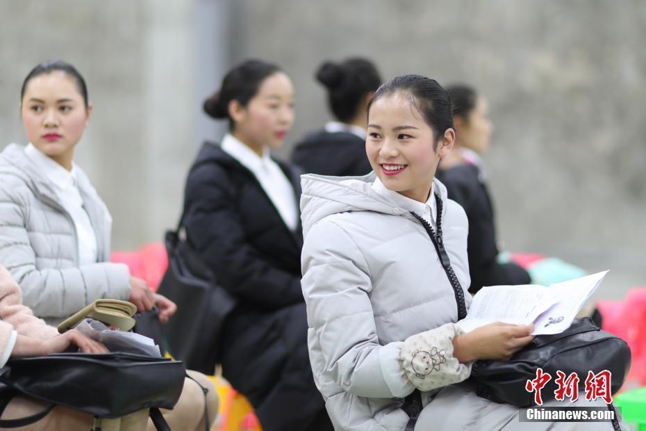 贵州高校艺考考生寒冬竞考 挡不住的青春飞扬