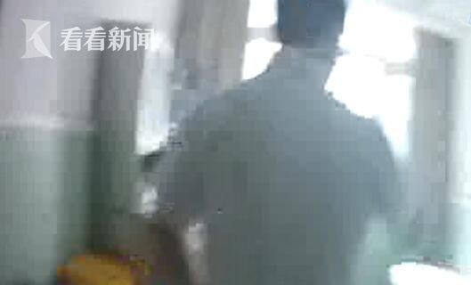 玩大了!5岁女孩把502胶水滴进自己左眼
