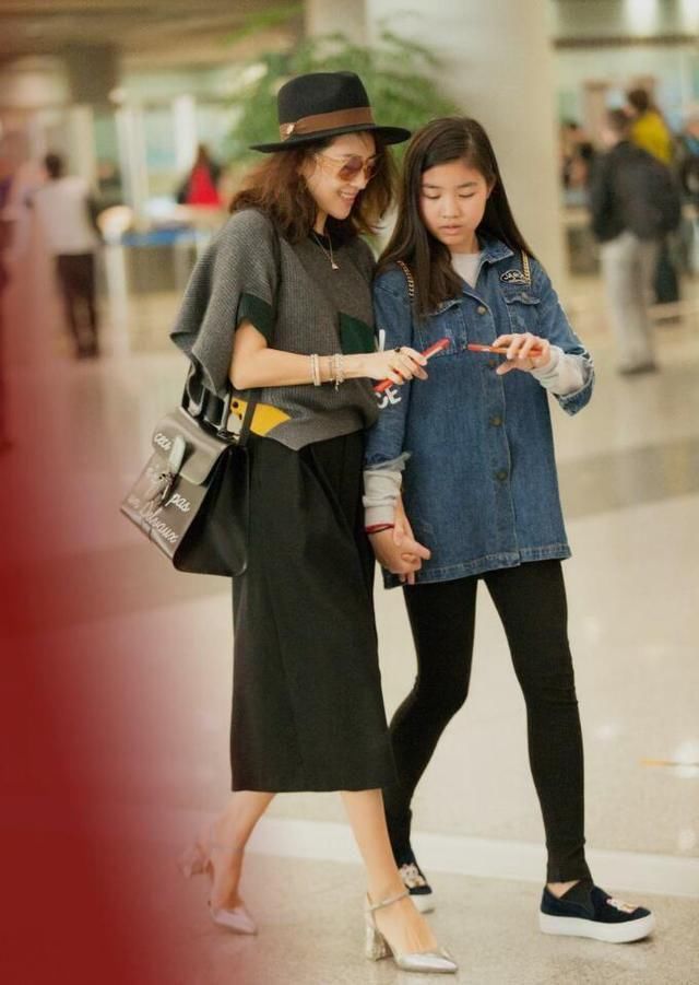 后妈也有真感情!怕章子怡尴尬,小苹果这样