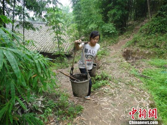 南充15岁农村女孩独自担当家务 照顾患病在家奶奶