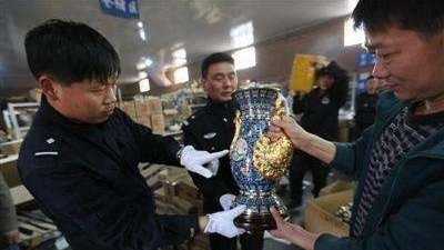 一套藏品半年赚3千 这个收藏品骗局专坑老年人