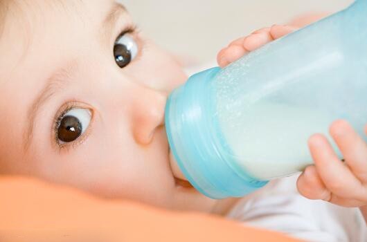 孩子呛奶怎么紧急处理?预防呛奶该怎么做?