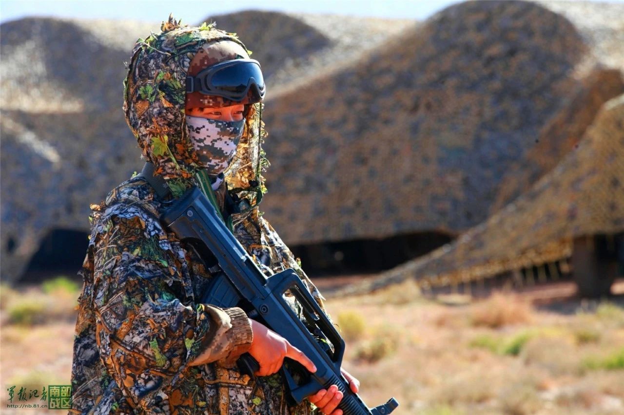 酷暑中,女兵顶着烈日站岗执勤