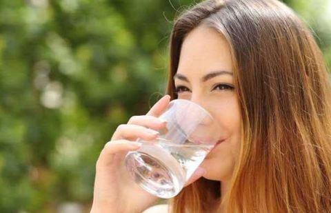 喝酒为什么会导致尿酸升高痛风发作呢?这是酒