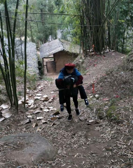 感动!四川17岁留守孝顺女孩,背着奶奶去看病…