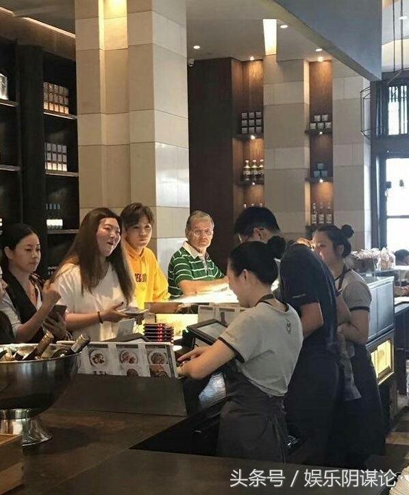 鹿晗深圳逛街被偶遇,头顶33度高温穿帽衫真是