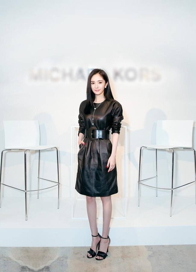 杨幂穿黑皮裙变