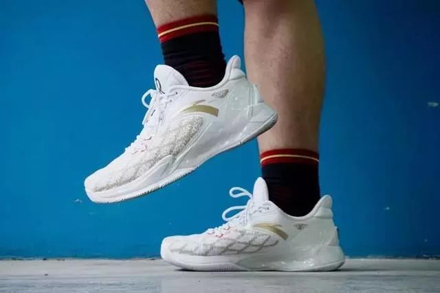 安踏居然把最新缓震科技先用在了这双签名鞋上