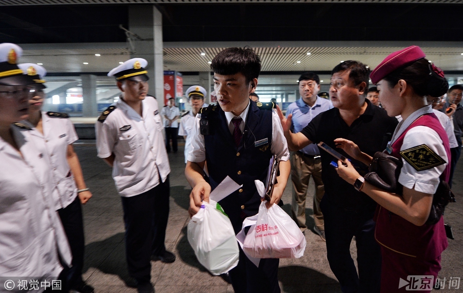 高铁“外卖”订餐提速至1小时 特产也能送上车