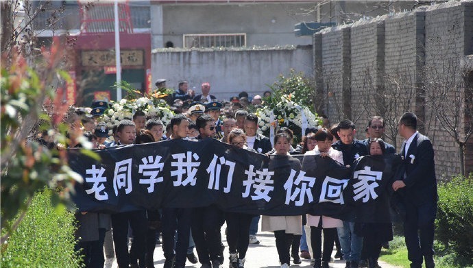 近日，海军某部一架战机在海南省乐东县境内组织飞行训练时失事，两名飞行员不幸牺牲，其中一名飞行员任永涛是陕西省西安市鄠邑区人。3月18日，在鄠邑区举行“接英雄烈士回家”纪念活动，不少民众来到现场缅怀英烈。