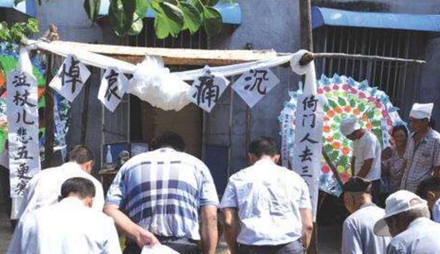 为什么人去世后要在脸上盖白布,只是封建迷信