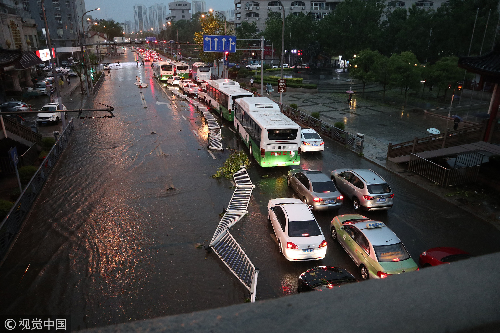 青岛遭狂风暴雨冰雹袭击 天上竟然掉海鲜