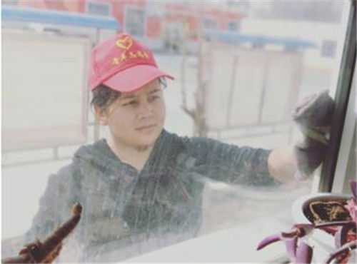 小红帽为村委会梳洗打扮迎新年