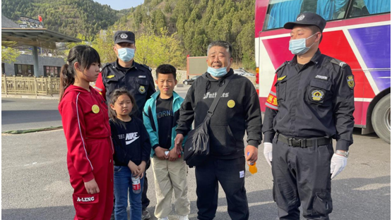 爷孙四人在长城游玩走散 北京公交人及时相助 爷孙四人在长城游玩走散 北京公交人及时相助
