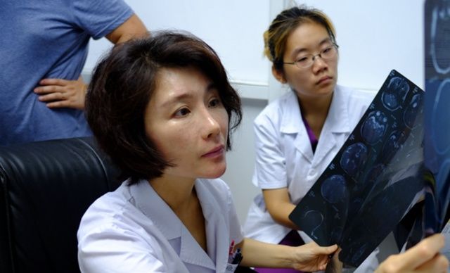 陈倩医生告诉女孩的妈妈,孩子的这个问题,叫失神癫痫.