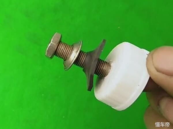 修车师傅自制抽油神器,2元钱搞定,再也不用嘴