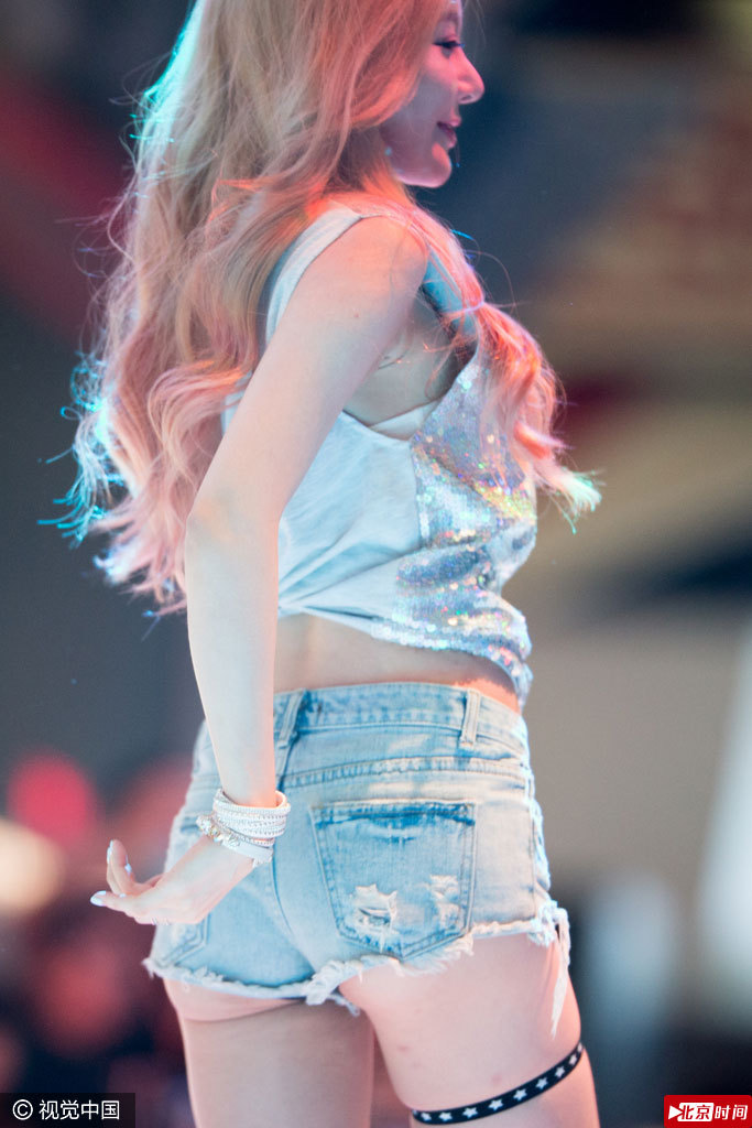 韩女团穿超短裤秀大长腿。