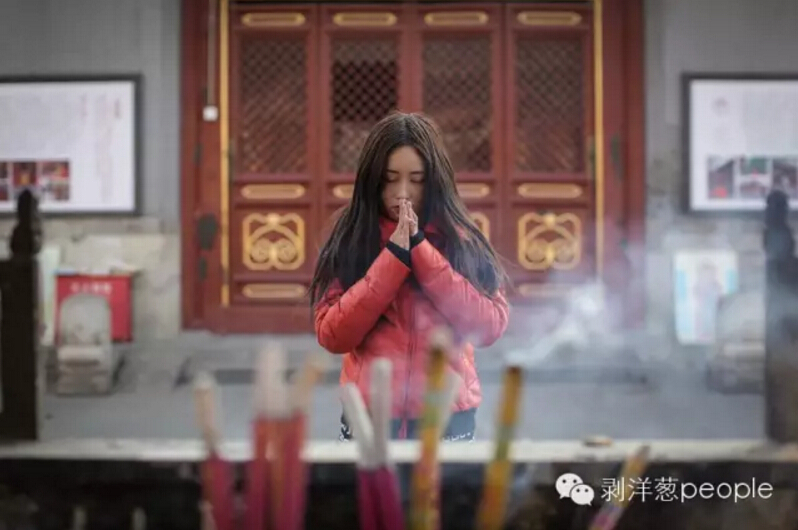 毁容阴影下的少女周岩 毁容阴影下的少女周岩