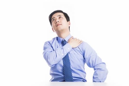 手术可以治愈颈椎病?别再傻了,专家教你一个老