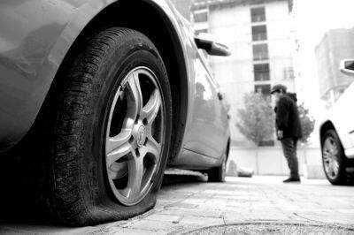 车胎漏气时,车主需要怎么做才是正确的