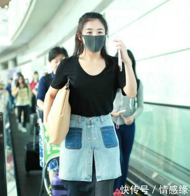 张含韵真敢穿,连衣裙外再套牛仔短裙,简直了!