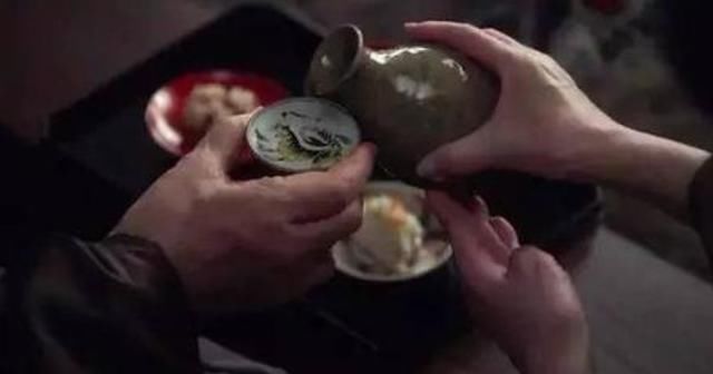 在日本旅游,千万不要和日本人喝酒,喝醉出现这