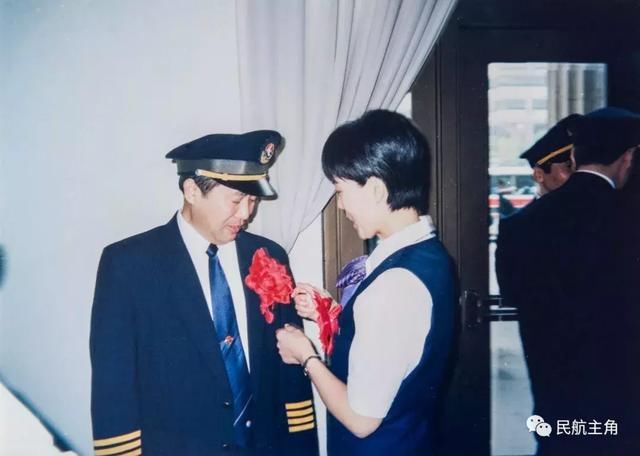 东航1998年迫降机长倪介祥:平平淡淡才是真