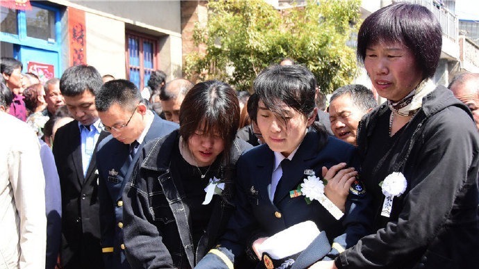 近日，海军某部一架战机在海南省乐东县境内组织飞行训练时失事，两名飞行员不幸牺牲，其中一名飞行员任永涛是陕西省西安市鄠邑区人。3月18日，在鄠邑区举行“接英雄烈士回家”纪念活动，不少民众来到现场缅怀英烈。
