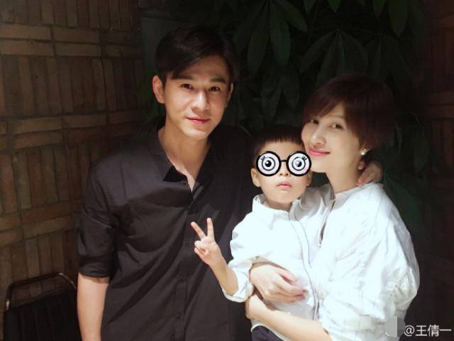 乔振宇罕见晒娃,双手托举儿子演绎高难度水上杂技
