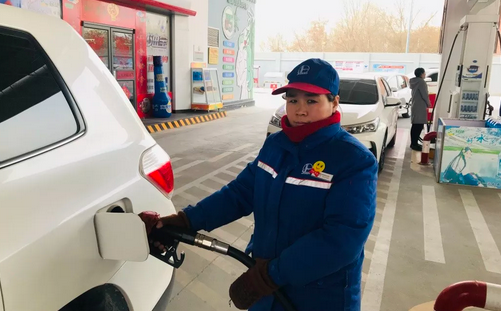 小车加油站突然起火 女加油员17秒扑灭