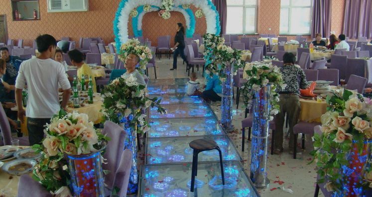 结婚婆家不给彩礼,婚礼当天婆婆看到儿媳的嫁