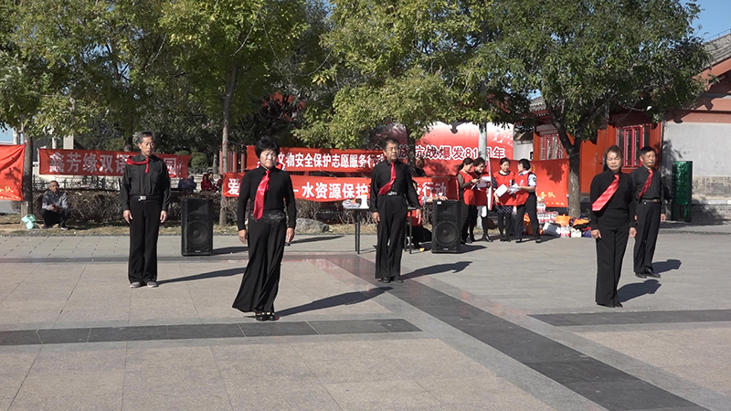 金伶舞蹈慈善义工服务队开展“节日零垃圾”宣传演出活动 金伶舞蹈慈善义工服务队开展“节日零垃圾”宣传演出活动