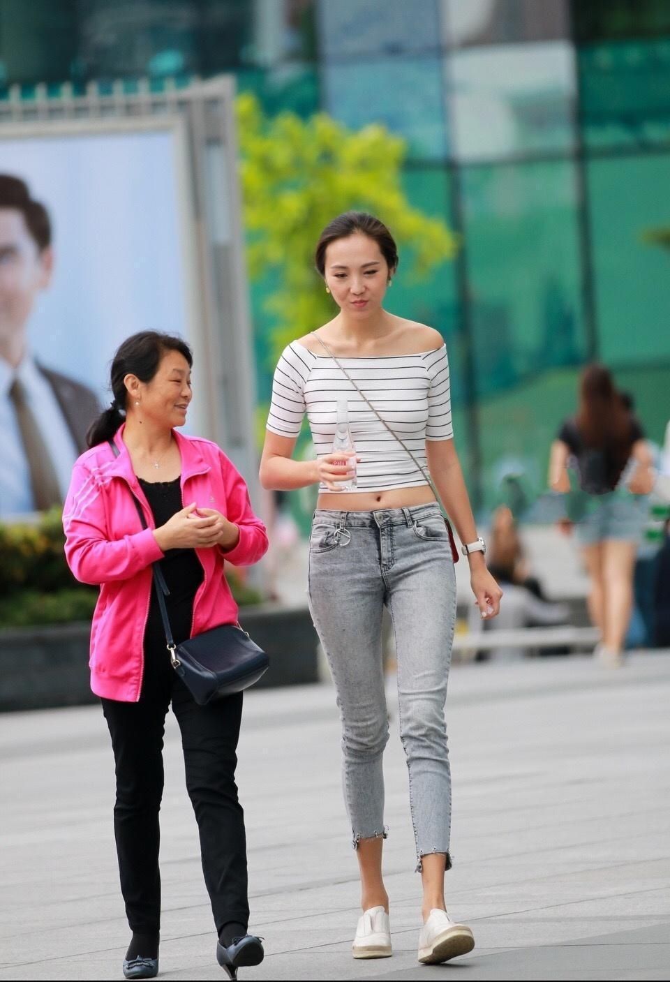 街拍: 紧身裤高挑型美女, 大腿到快要腰上了, 比