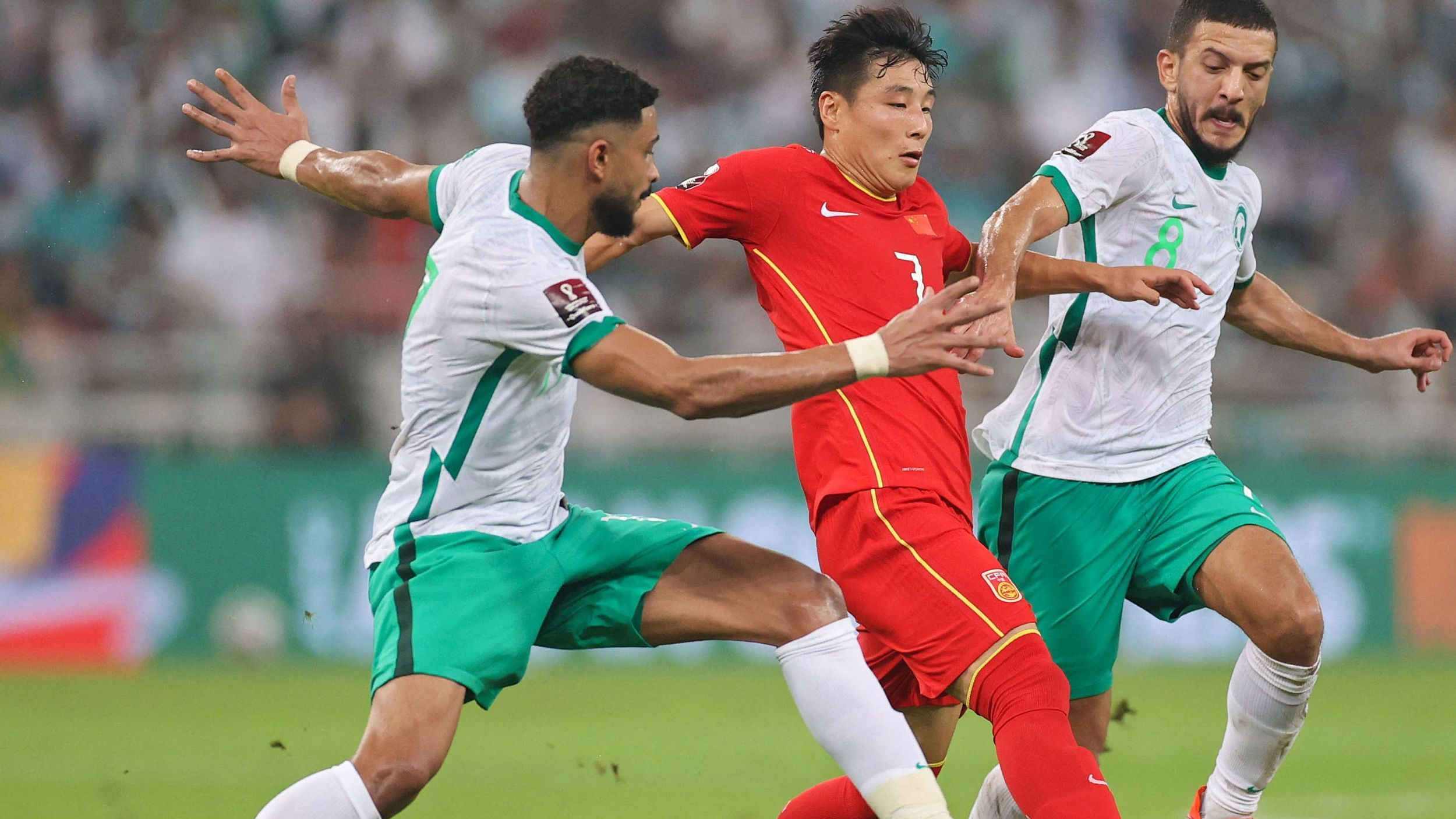 上下半场判若两队！中国男足2-3憾负沙特出线形势堪忧