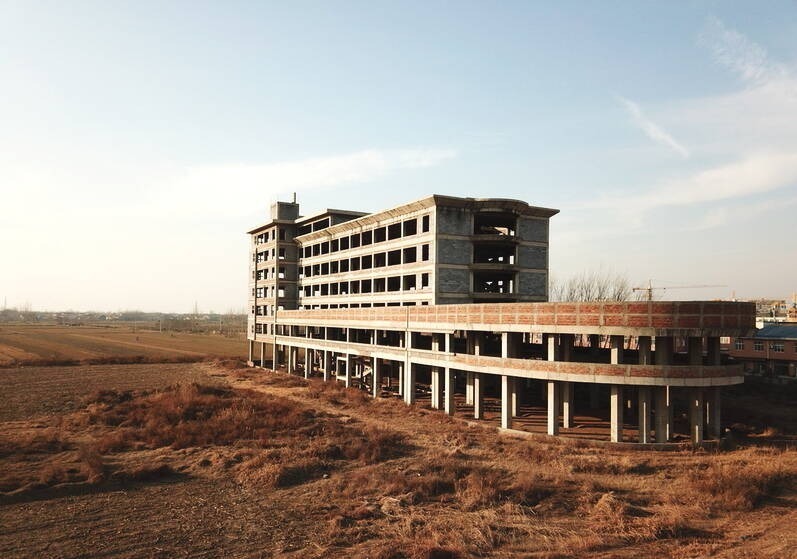 这座楼长80余米，宽25米，共6层，总建筑面积近万平方米，楼顶还可以供直升机起降。