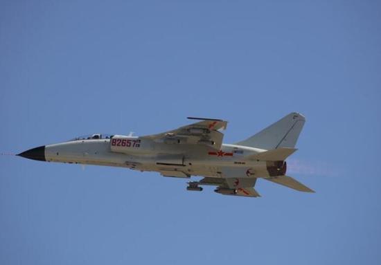 中国海军数十架战机实弹演习 歼15射霹雳8导弹