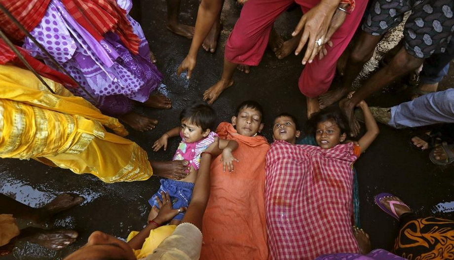 印度奇特风俗:大人脚踩婴儿为其祈福