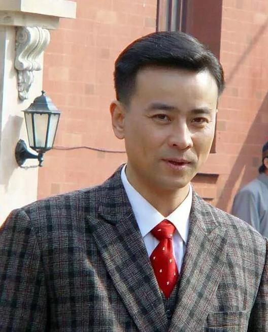 《大宅门》15年了,他娶了三个老婆,最不起眼的