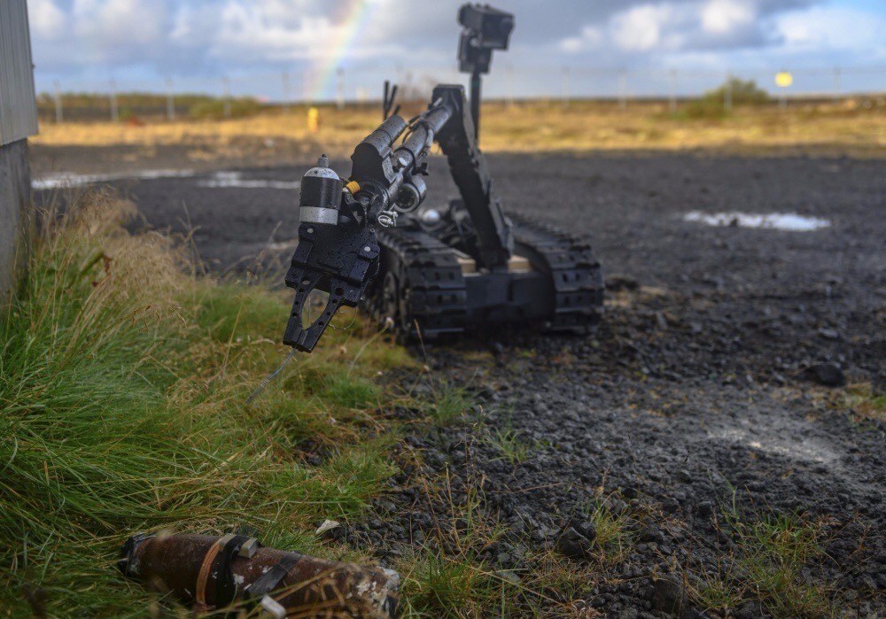 在冰岛凯夫拉维克举行的“2019北方挑战赛”期间，参赛人员使用TALON遥控机器人对“模拟简易爆炸装置”（IED）进行了作业。“北方挑战赛”是由冰岛海岸警卫队联合资助的 “爆炸物处理”（EOD）多国演习，旨在为北约和北欧国家的国际部署和反恐行动提供训练和支持。