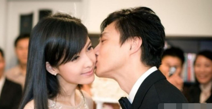 被丈夫带了八次绿帽, 还有三次被捉奸在床, 都这样了她还是不肯离婚