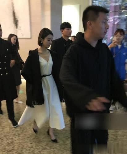 路人曝光赵丽颖的身材,瘦成排骨胸太弱不禁风