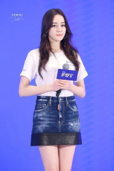 迪丽热巴穿十厘米高跟鞋现身活动,网友的关注