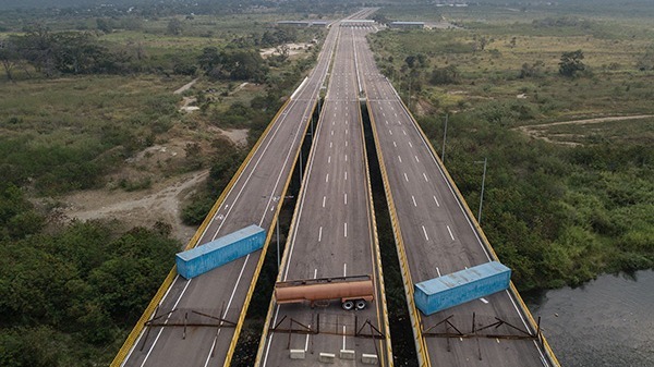 美国援委物资受阻边境 马杜罗:不能为美干涉开路 美国援委物资受阻边境 马杜罗:不能为美干涉开路